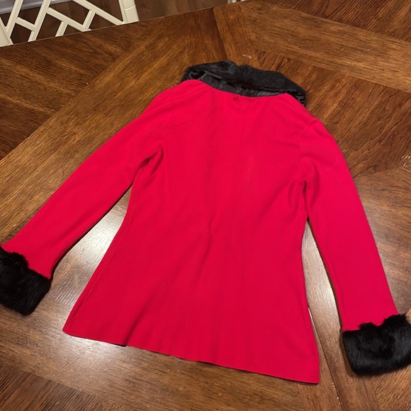 ♥️👑Red vintage sweater w/ faux fur collar and cuffs - Picture 8 of 8